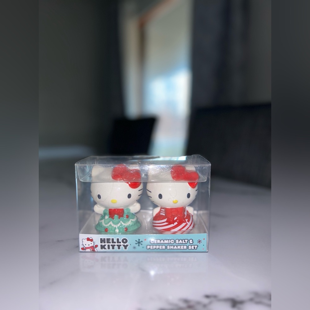 Hello Kitty salt and pepper shaker set